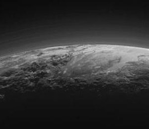冥王星の最新情報は氷の下に海が広がる領域？生命存在の可能性は
