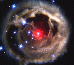 連星衝突で新星誕生？肉眼で観測出来る赤い星が2022年出現