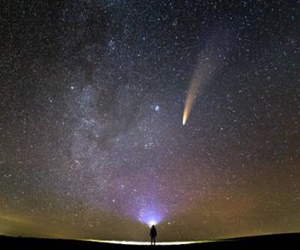 大彗星の特徴を持つ可能性のある新天体の最大光度と軌道や観測条件
