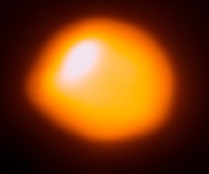 オリオン座の巨星ベテルギウスが減光から増光へ転じた原因とは？
