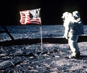 アポロ計画の歴史動画と月面着陸に成功した宇宙飛行士の人数は